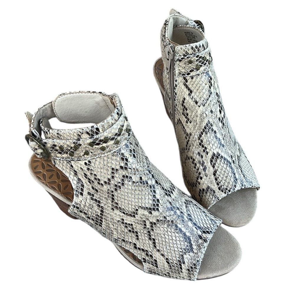 NWOT BareTraps Reining Faux Snakeskin Bootie Sandals Women’s size 8